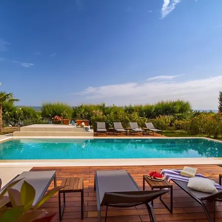 Beachfront Hedonist With Pool Daire *