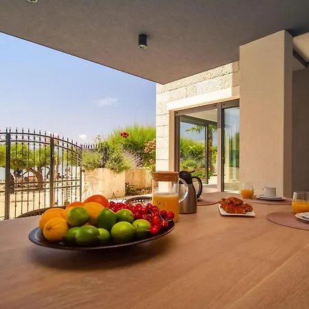 Beachfront Hedonist With Pool Daire *