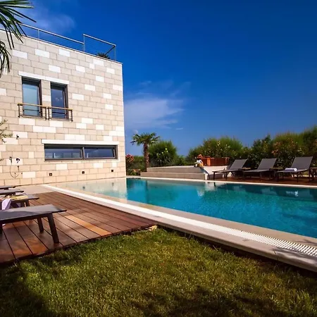Daire Beachfront Hedonist With Pool *
