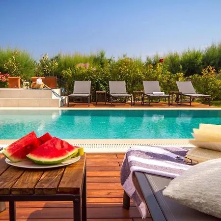 Beachfront Hedonist With Pool Daire *