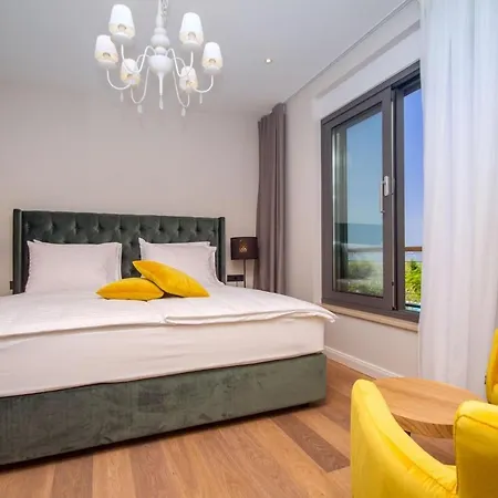 Daire Beachfront Hedonist With Pool Duće