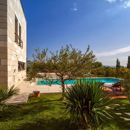 Beachfront Hedonist With Pool Duće