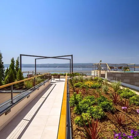 Daire Beachfront Hedonist With Pool *