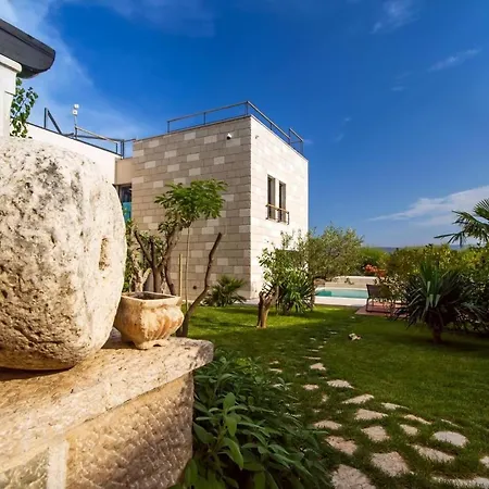 Beachfront Hedonist With Pool * Duće