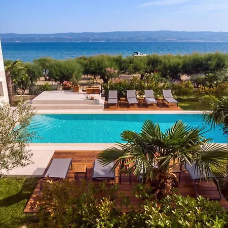 Daire Beachfront Hedonist With Pool *