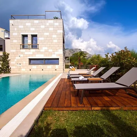 Daire Beachfront Hedonist With Pool *