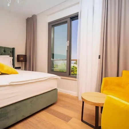 Beachfront Hedonist With Pool Daire *