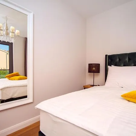 Beachfront Hedonist With Pool Daire *