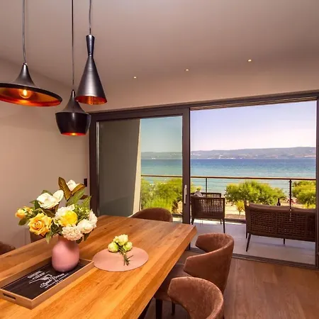 Daire Beachfront Hedonist With Pool *