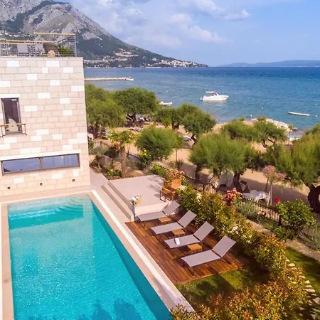 Beachfront Hedonist With Pool Daire *