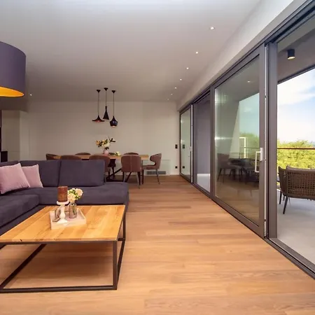 Beachfront Hedonist With Pool Daire