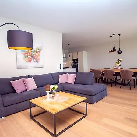Daire Beachfront Hedonist With Pool
