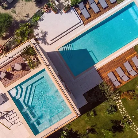 Daire Beachfront Hedonist With Pool