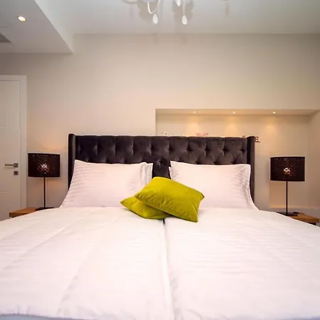 Beachfront Hedonist With Pool Daire