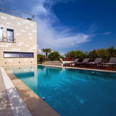 Beachfront Hedonist With Pool Daire *