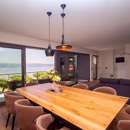 Beachfront Hedonist With Pool Daire